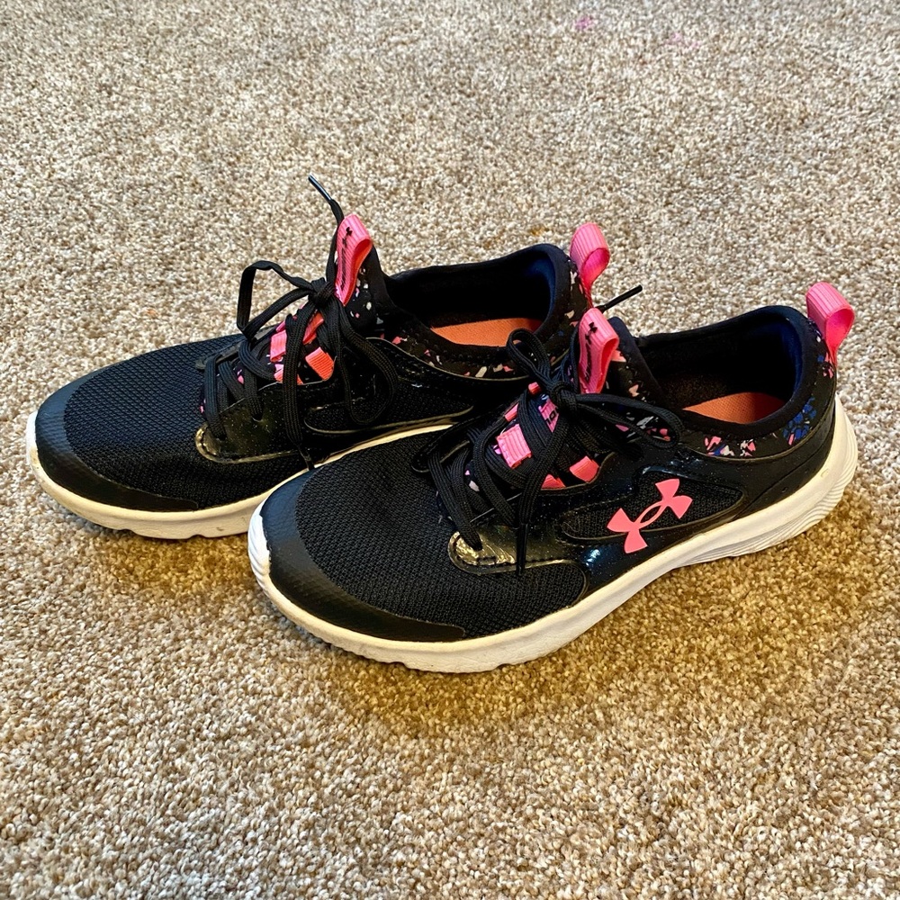 Big Girls Size 4.5 Under Armour Running Shoes - Picture 3 of 5